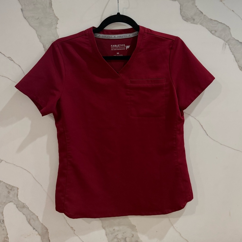 Fabletics Women's Vital 1-Pocket Scrub Top XS in Wine